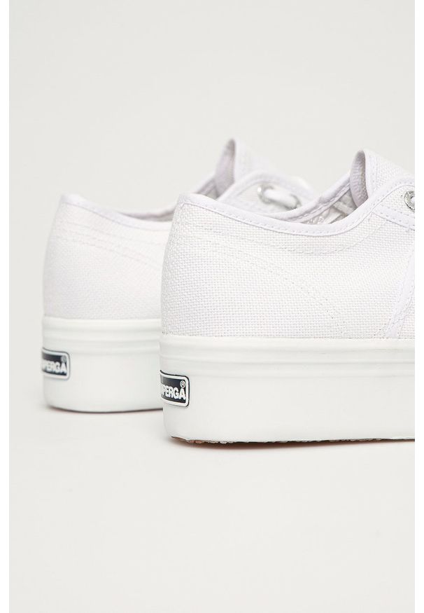 Superga Tenisówki damskie kolor biały. Nosek buta: okrągły. Zapięcie: sznurówki. Kolor: biały. Materiał: guma. Obcas: na platformie