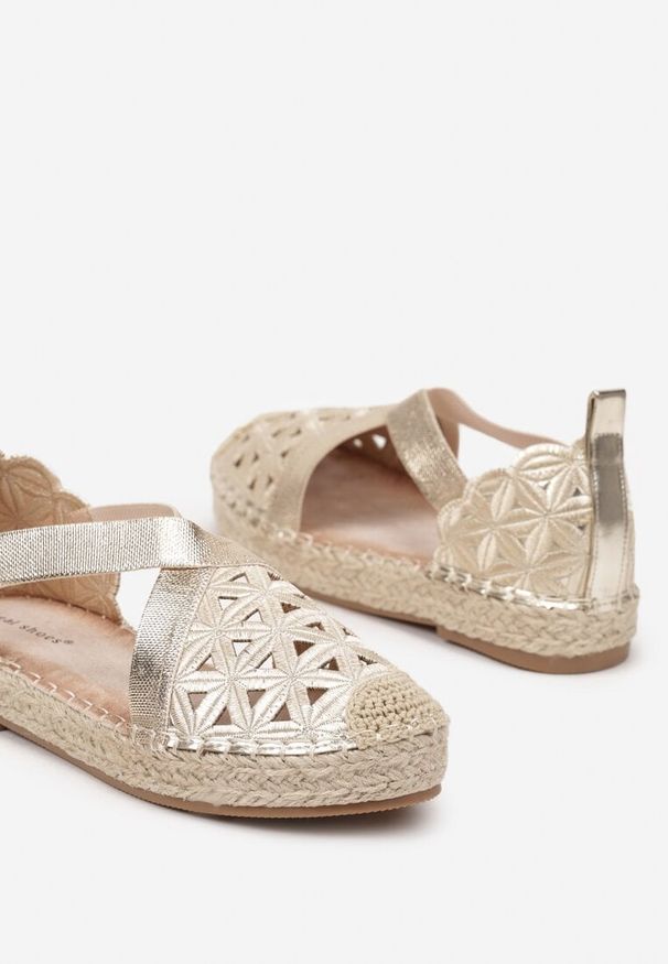 Born2be - Złote Ażurowe Espadryle na Podeszwie z Plecionki Amedeon. Okazja: na co dzień. Nosek buta: okrągły. Kolor: złoty. Wzór: ażurowy. Sezon: lato. Styl: elegancki, klasyczny, casual