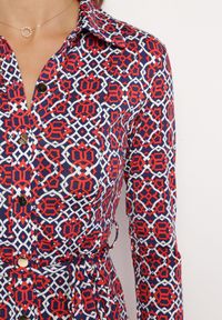 Born2be - Czerwono-Biała Taliowana Sukienka Maxi z Materiałowym Paskiem w Geometryczny Print Filint. Kolor: niebieski. Materiał: materiał. Wzór: nadruk, geometria. Długość: maxi #7