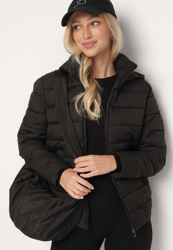 Born2be - Czarna Pikowana Kurtka ze Ściągaczem w Pasie i Odpinanym Kapturem Valentissa. Okazja: na co dzień. Kolor: czarny. Materiał: jeans. Styl: casual, klasyczny