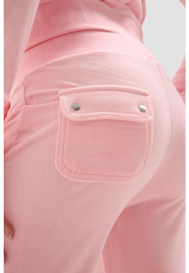 Juicy Couture - JUICY COUTURE Różowe damskie spodnie dresowe Layla Low Rise. Kolor: różowy. Materiał: dresówka