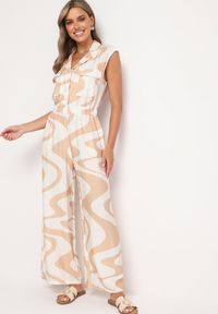 Born2be - Beżowy Długi Kombinezon z Gumką w Pasie w Geometryczny Wzór z Wiskozą Orivia. Okazja: na co dzień. Kolor: beżowy. Materiał: wiskoza. Długość: długie. Wzór: geometria. Styl: casual, klasyczny #1