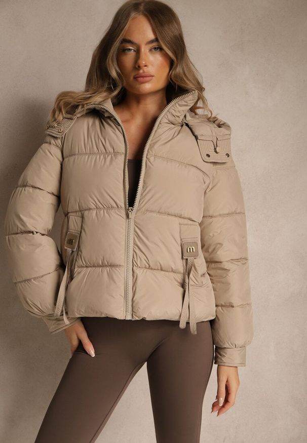 Renee - Beżowa Kurtka Puffer z Pikowanymi Przeszyciami i Odpinanym Kapturem Gallerea. Okazja: na co dzień, na spacer. Kolor: beżowy. Materiał: zamsz, jeans, poliester, dzianina. Styl: sportowy, casual