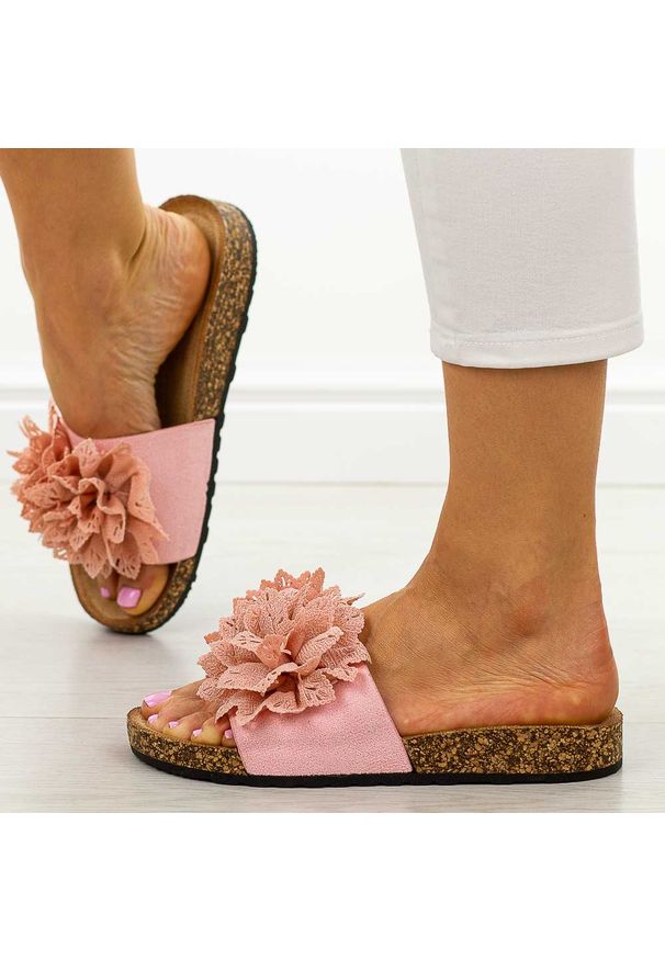 POTOCKI - Różowe klapki damskie Potocki 17301. Okazja: na spacer, na co dzień. Kolor: różowy. Materiał: zamsz. Wzór: aplikacja. Sezon: wiosna, lato. Styl: casual, elegancki, klasyczny