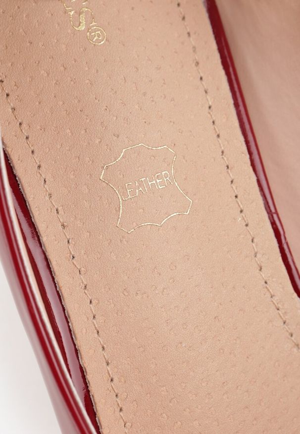 Renee - Bordowe Szpilki Vices Lakierowane z Paskiem z Klamerką i Skórzaną Wkładką Oville. Okazja: na spotkanie biznesowe, na ślub cywilny, na wesele. Nosek buta: szpiczasty. Zapięcie: pasek. Kolor: czerwony. Materiał: skóra, lakier. Obcas: na szpilce. Styl: biznesowy, elegancki, klasyczny, wizytowy