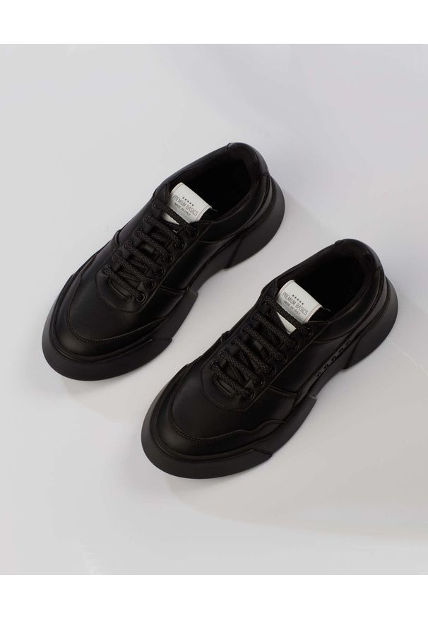 PREMIUM BASICS - Czarne sneakersy z wegańskiej skóry Night Black. Nosek buta: okrągły. Kolor: czarny. Materiał: materiał. Szerokość cholewki: normalna. Wzór: aplikacja