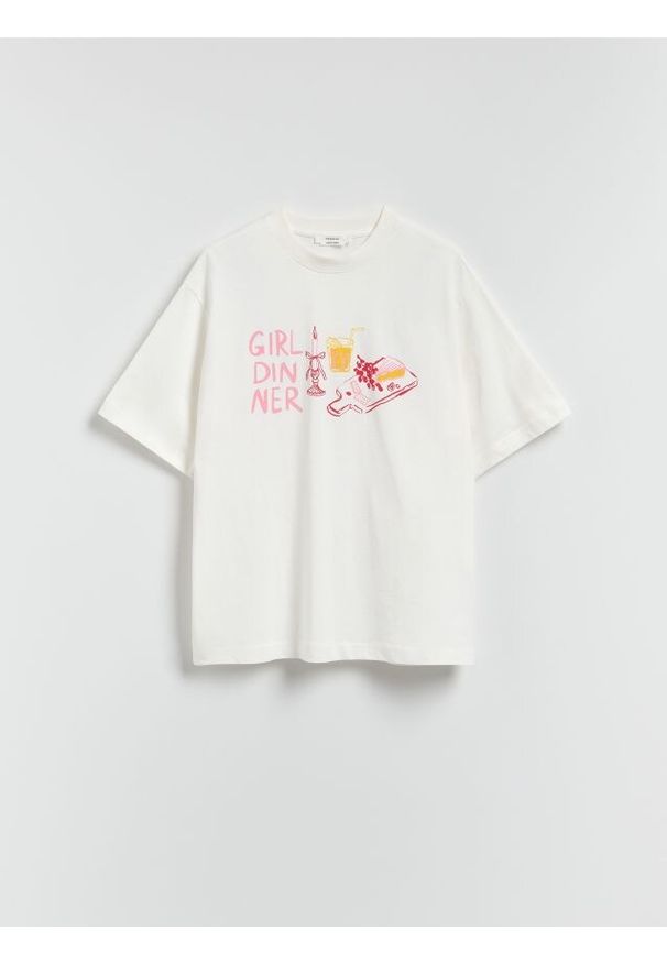 Reserved - T-shirt oversize z nadrukiem - złamana biel. Materiał: dzianina, bawełna. Wzór: nadruk