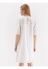 Cream Sukienka codzienna Moccamia 10611191 Biały Regular Fit. Okazja: na co dzień. Kolor: biały. Materiał: bawełna. Typ sukienki: proste. Styl: casual
