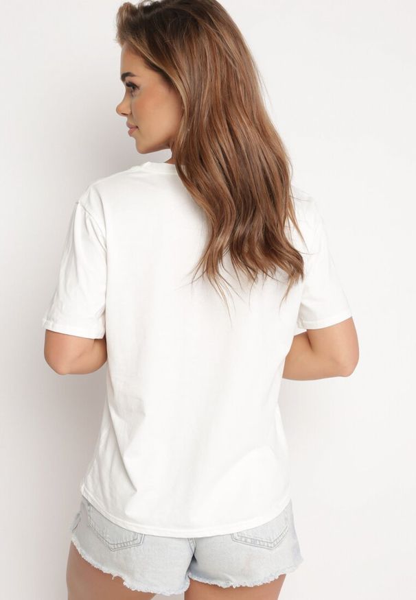 Born2be - Biały Klasyczny Bawełniany T-shirt z Krótkim Rękawem z Nadrukiem Ozdobiony Perełkami Tiavenna. Okazja: na co dzień. Kolor: biały. Materiał: bawełna. Długość rękawa: krótki rękaw. Długość: krótkie. Wzór: aplikacja, nadruk. Styl: klasyczny