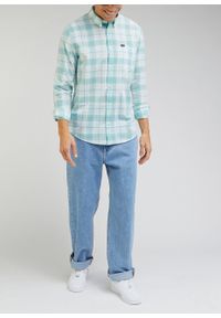 Lee - LEE BUTTON DOWN MĘSKA KOSZULA MATERIAŁOWA DUSTY JADE L880BA41 112330673. Typ kołnierza: button down. Materiał: materiał