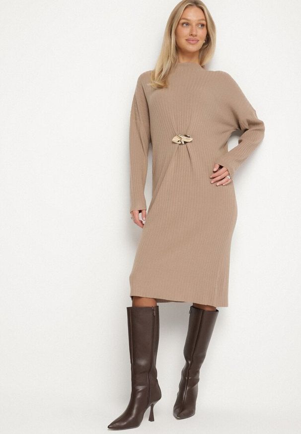 Born2be - Beżowa Sweterkowa Sukienka z Wiskozą i Broszką Tinarrea. Okazja: do pracy, na spacer. Kolor: beżowy. Materiał: wiskoza. Wzór: aplikacja. Typ sukienki: sportowe. Styl: klasyczny, sportowy