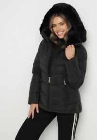 Born2be - Czarna Taliowana Kurtka z Pikowanymi Przeszyciami i Kapturem z Futerkiem Olennea. Okazja: na co dzień, do pracy, na spotkanie biznesowe. Kolor: czarny. Materiał: futro. Styl: biznesowy, klasyczny, casual #1
