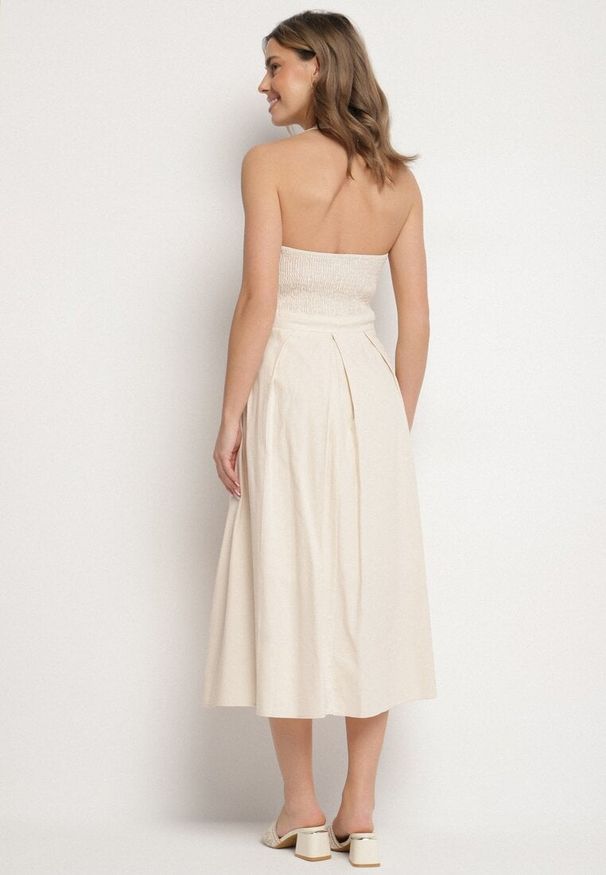 Born2be - Beżowa Sukienka z Wiskozą Bawełną i Odkrytymi Plecami Kinsara. Okazja: na co dzień. Kolor: beżowy. Materiał: bawełna, wiskoza. Styl: klasyczny, casual, elegancki