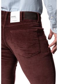 Wrangler - WRANGLER SPODNIE MĘSKIE ARIZONA BURNT BRICK W12OEC222. Materiał: sztruks #10