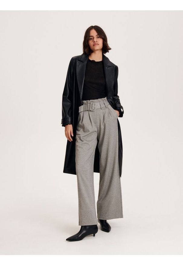 Reserved - Spodnie z ozdobnym paskiem - jasnoszary. Kolor: szary. Materiał: wiskoza, włókno, dzianina