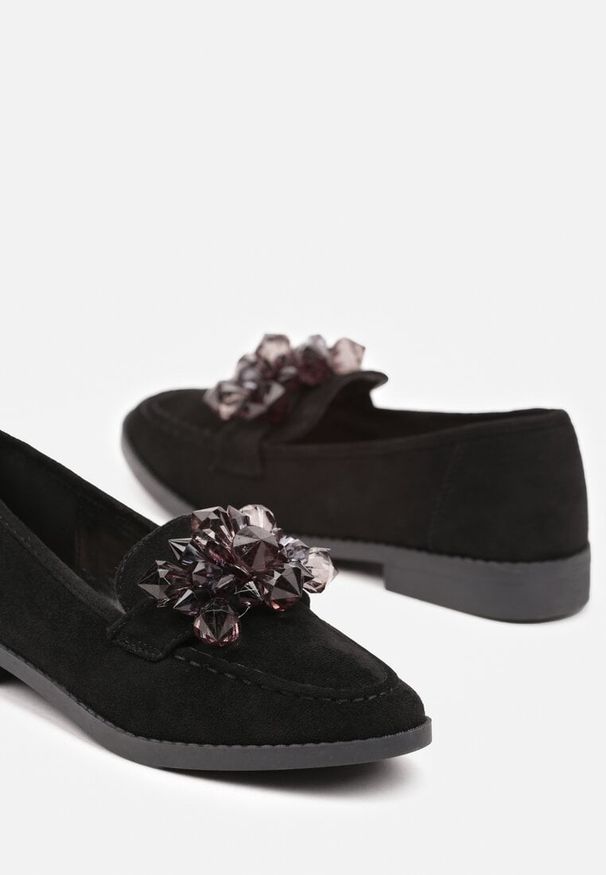 Renee - Czarne Wsuwane Mokasyny z Ozdobnymi Kamieniami Falisse. Okazja: na co dzień. Zapięcie: bez zapięcia. Kolor: czarny. Materiał: jeans. Obcas: na obcasie. Styl: klasyczny, elegancki, casual. Wysokość obcasa: niski