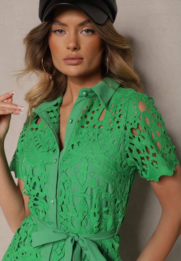 Renee - Zielona Koszulowa Sukienka Midi z Ażurowym Zdobieniem Tatrasi. Kolor: zielony. Materiał: materiał, koronka. Długość rękawa: krótki rękaw. Wzór: aplikacja, ażurowy. Typ sukienki: koszulowe. Długość: midi
