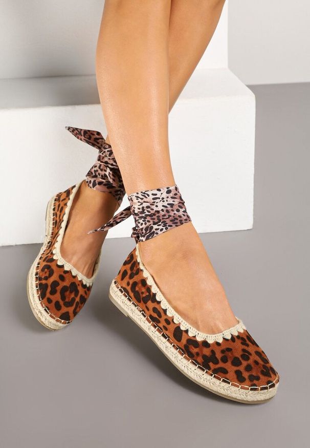 Renee - Panterkowe Espadryle ze Wzorzystym Wiązaniem Przy Kostce Zdobione Plecionką Lortevia. Okazja: na co dzień. Materiał: zamsz. Wzór: aplikacja. Obcas: na obcasie. Styl: boho, elegancki, casual. Wysokość obcasa: niski