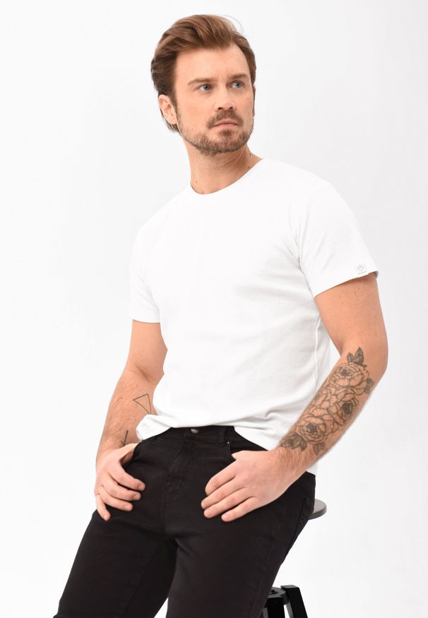 Volcano - Gładki t-shirt, Comfort Fit, T-BAS. Okazja: na co dzień. Materiał: skóra, bawełna, materiał. Długość rękawa: krótki rękaw. Długość: krótkie. Wzór: gładki. Styl: klasyczny, casual, elegancki