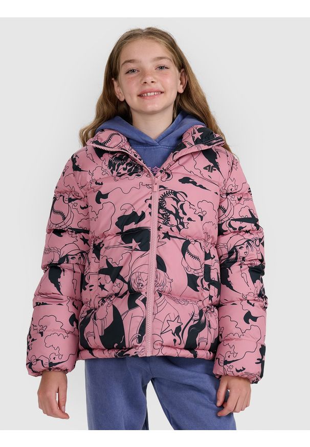 4f - 4F Kurtka puchowa z wypełnieniem syntetycznym dziewczęca - różowa 128 (7-8 lat). Okazja: na co dzień. Typ kołnierza: kołnierzyk stójkowy. Kolor: różowy. Materiał: puch, syntetyk. Wzór: nadruk. Sezon: lato. Styl: casual