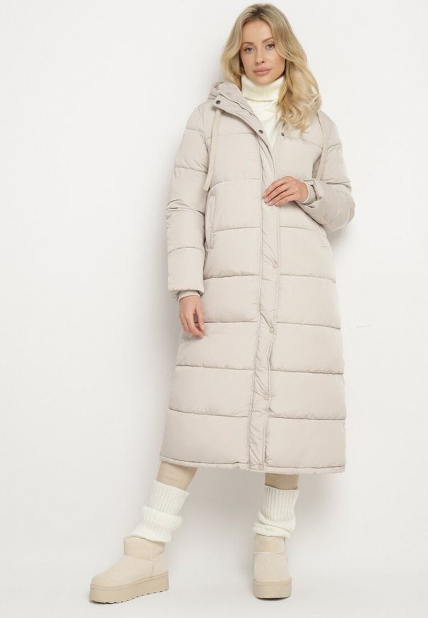 Born2be - Jasnobeżowa Pikowana Kurtka o Długim Kroju z Kapturem i Ściągaczami przy Rękawach Sassira. Okazja: na spacer, na co dzień. Typ kołnierza: kaptur. Kolor: beżowy. Materiał: jeans. Długość: długie. Styl: casual, elegancki