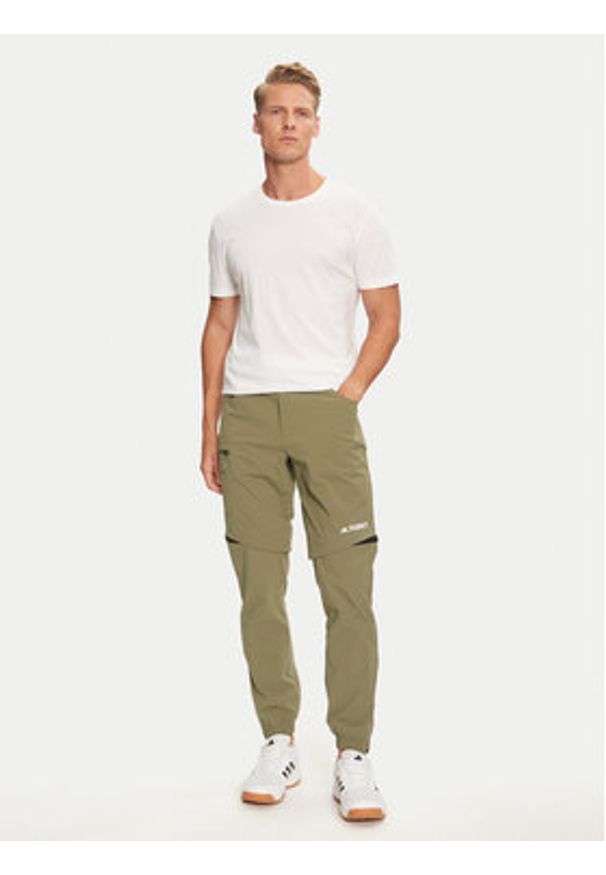 Adidas - adidas Spodnie outdoor Terrex Utilitas IQ3505 Zielony Regular Fit. Kolor: zielony. Materiał: syntetyk. Sport: outdoor
