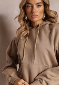 Renee - Ciemnobeżowa Bluza o Fasonie Klasycznej Kangurki z Kapturem Lunamoon. Typ kołnierza: kaptur. Kolor: beżowy. Materiał: tkanina. Sezon: jesień, zima. Styl: klasyczny #3