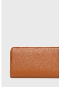 Calvin Klein Portfel damski kolor brązowy. Kolor: brązowy. Materiał: materiał. Wzór: gładki #3