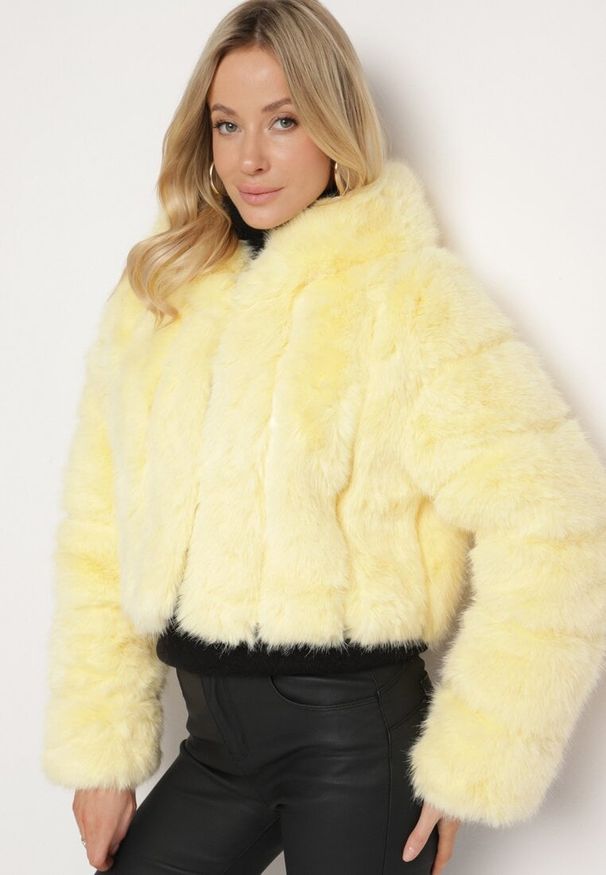 Born2be - Żółta Kurtka Futrzana o Krótkim Pikowanym Kroju Hemeriana. Okazja: na co dzień. Kolor: żółty. Materiał: futro. Długość: krótkie. Sezon: zima, jesień. Styl: klasyczny, casual, elegancki