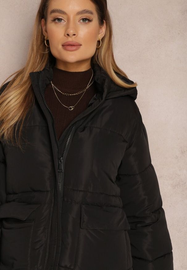 Renee - Czarna Kurtka Oversize do Kolana z Kapturem Zasi. Okazja: na co dzień, na spacer. Typ kołnierza: kaptur. Kolor: czarny. Materiał: jeans. Długość: do kolan. Sezon: zima. Styl: casual, elegancki