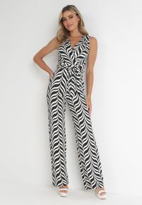 Born2be - Czarno-Biały Kombinezon Lasthotis. Kolor: czarny. Długość rękawa: bez rękawów. Długość: długie. Wzór: kolorowy, geometria. Sezon: lato #5