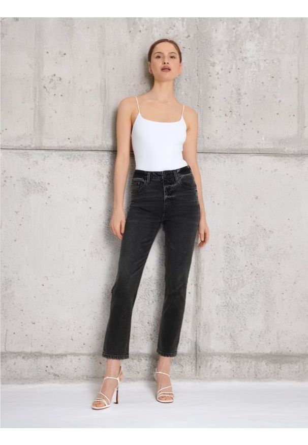 Sinsay - Jeansy straight mid waist - czarny. Kolor: czarny