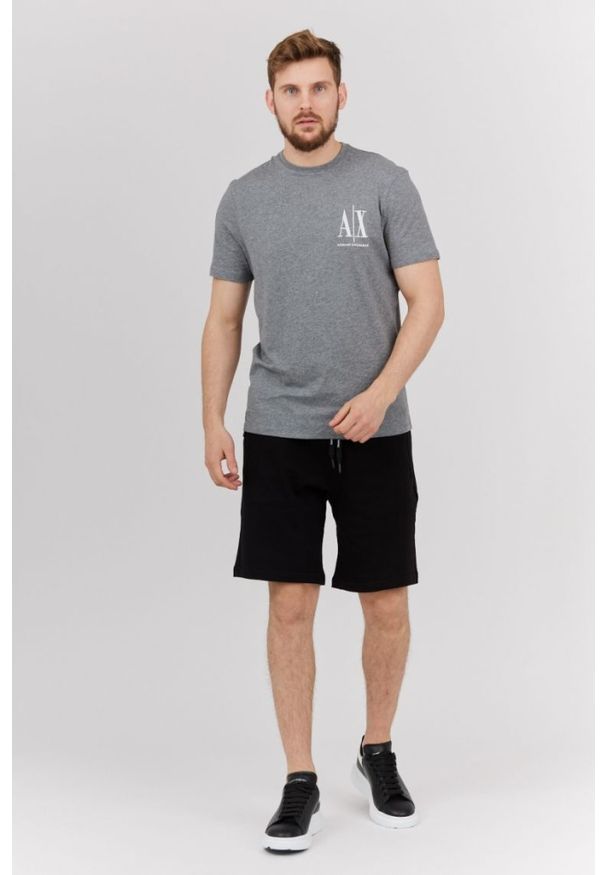 Armani Exchange - ARMANI EXCHANGE Szary t-shirt męski z wyszywanym logo. Kolor: szary. Materiał: prążkowany