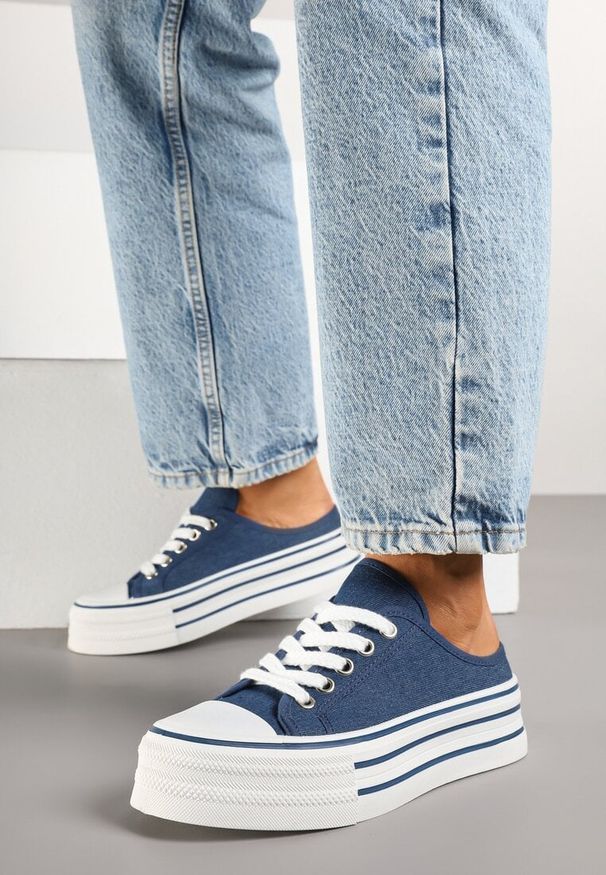 Renee - Granatowe Trampki z Niską Cholewką na Podwójnej Podeszwie Lenisna. Okazja: na co dzień. Wysokość cholewki: przed kostkę. Kolor: niebieski. Materiał: jeans. Szerokość cholewki: normalna. Obcas: na platformie. Styl: klasyczny, casual