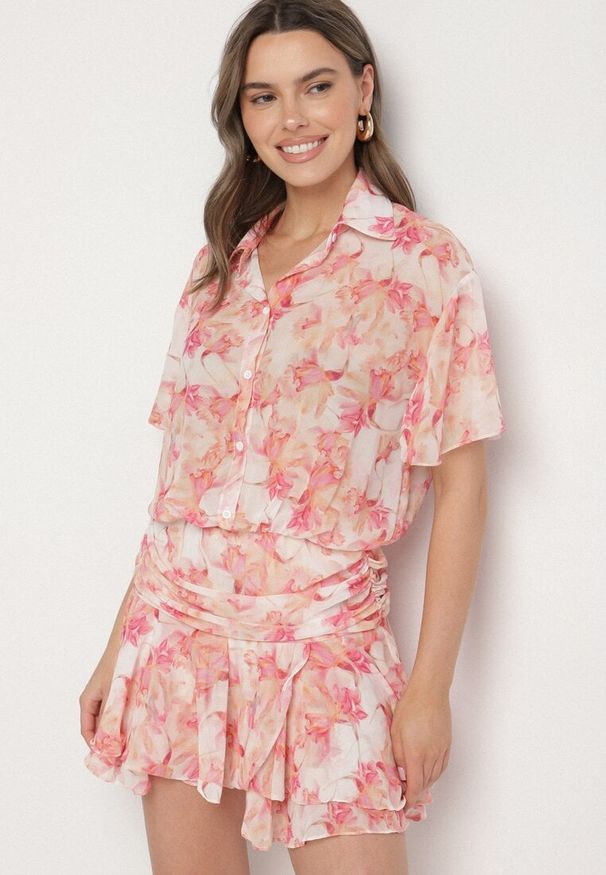 Born2be - Różowa Sukienka Ozdobiona Falbankami Nitasela. Okazja: na co dzień. Typ kołnierza: kołnierz z falbankami. Kolor: różowy. Materiał: skóra. Wzór: aplikacja. Sezon: wiosna. Styl: casual, elegancki