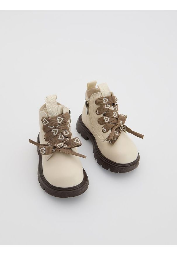 Reserved - Wiązane botki za kostkę - kremowy. Wysokość cholewki: za kostkę. Kolor: kremowy. Materiał: skóra