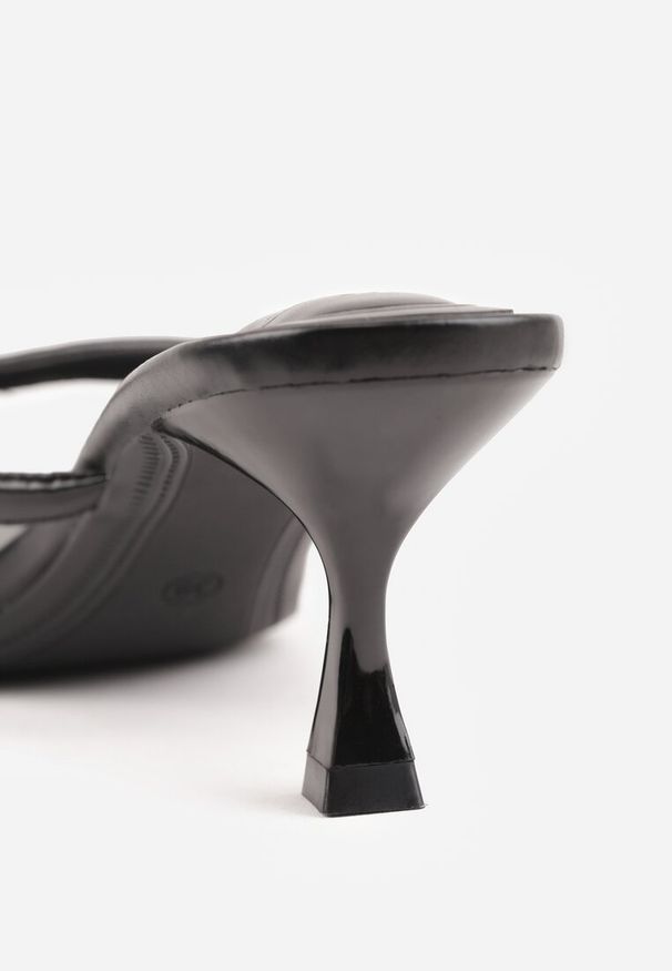Renee - Czarne Minimalistyczne Klapki Japonki na Kaczuszce Saphohsa. Okazja: na co dzień. Kolor: czarny. Materiał: skóra. Sezon: lato. Obcas: na szpilce. Styl: casual, elegancki. Wysokość obcasa: średni