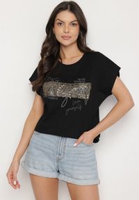 Born2be - Czarny T-shirt z Bawełny Typu Nietoperz z Cyrkoniami i Perełkami Linellis. Okazja: na co dzień. Kolor: czarny. Materiał: bawełna. Wzór: aplikacja. Styl: casual
