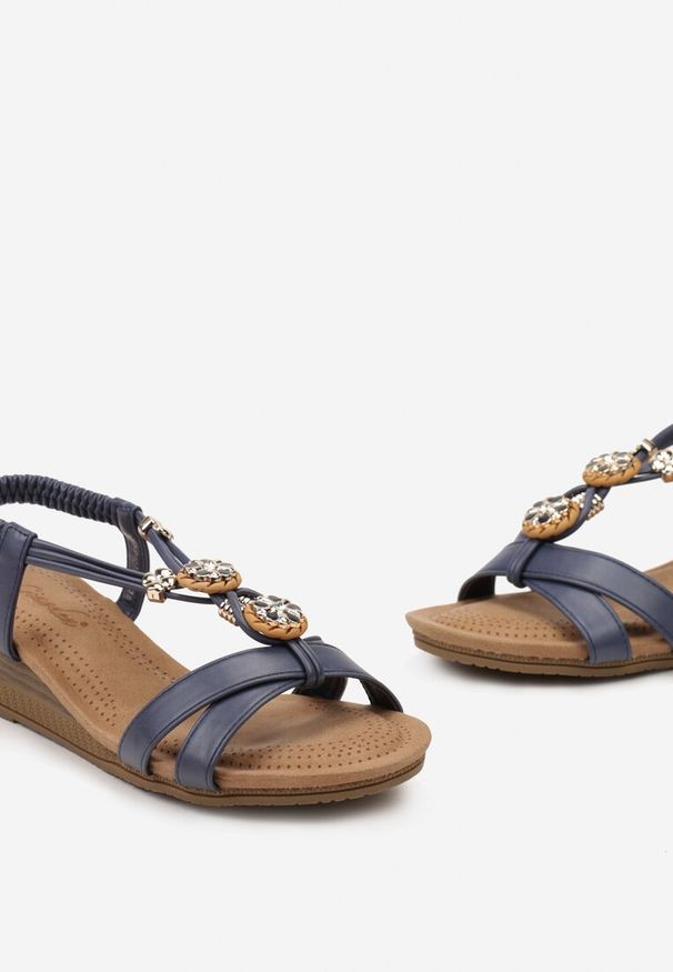 Renee - Niebieskie Sandały na Niskim Koturnie Ozdobione Metalowymi Wstawkami i Cyrkoniami Quenby. Zapięcie: sprzączka. Kolor: niebieski. Materiał: jeans. Wzór: aplikacja. Sezon: lato. Obcas: na koturnie. Styl: elegancki