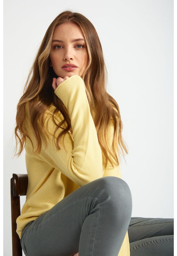 Greenpoint - Wiskozowy sweter z troczkiem. Materiał: wiskoza