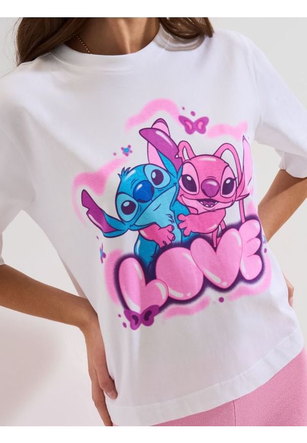 Sinsay - Bawełniana koszulka z krótkim rękawem Lilo & Stitch - biały. Kolor: biały. Materiał: bawełna. Długość rękawa: krótki rękaw. Długość: krótkie