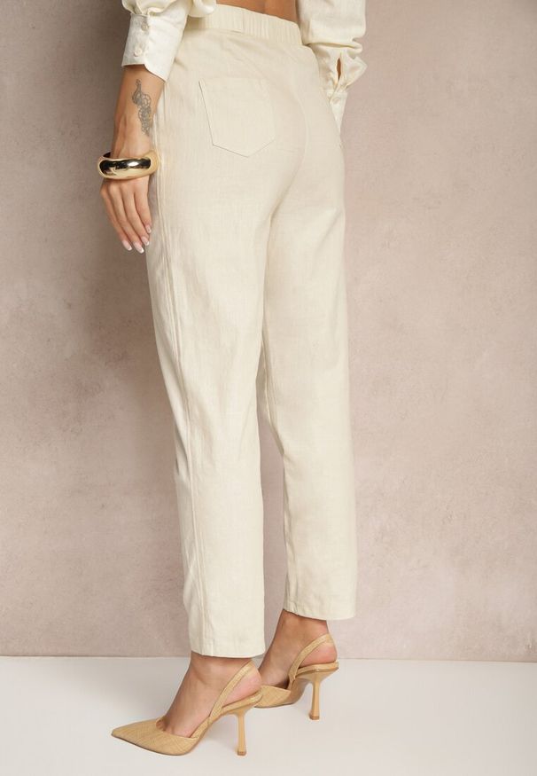 Renee - Beżowe Spodnie z Bawełny Ozdobione Wiązaniem Zentebis. Okazja: na co dzień. Kolor: beżowy. Materiał: bawełna. Wzór: aplikacja. Sezon: wiosna. Styl: casual, sportowy