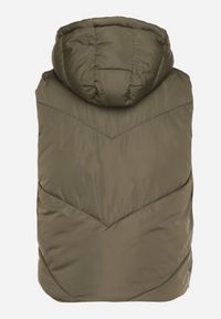 Born2be - Ciemnozielona Klasyczna Kamizelka z Pikowanymi Przeszyciami i Kapturem Ollera. Okazja: na co dzień. Typ kołnierza: kaptur. Kolor: zielony. Materiał: jeans. Styl: klasyczny #2