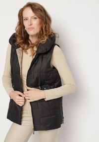 Born2be - Czarna Kamizelka z Pikowanymi Przeszyciami i Kapturem Tulavela. Okazja: na co dzień, na spacer. Kolor: czarny. Materiał: jeans. Styl: klasyczny, casual #6