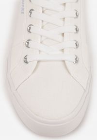 Born2be - Białe Klasyczne Trampki w Minimalistycznym Stylu Aroadella. Okazja: na co dzień. Kolor: biały. Materiał: jeans. Styl: klasyczny #7