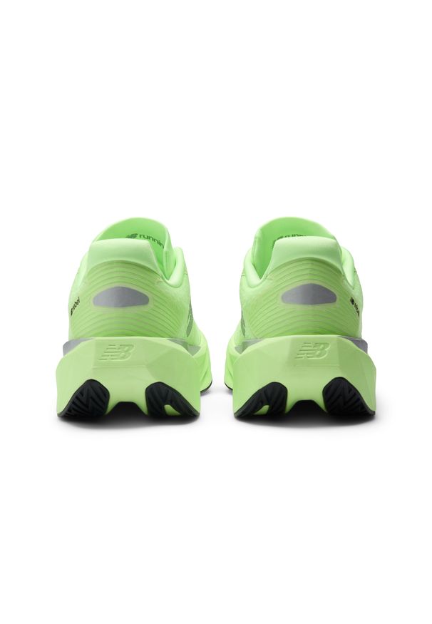 Buty damskie New Balance FuelCell Rebel v5 WFCXLZ5 – zielone. Kolor: zielony. Materiał: syntetyk, materiał, guma. Szerokość cholewki: normalna. Wzór: geometria. Sport: bieganie, fitness