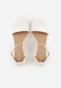 Renee - Białe Sandały VICES na Słupkowym Obcasie ze Skórzaną Wkładką Azimera. Okazja: na co dzień, na imprezę. Kolor: biały. Materiał: skóra. Sezon: lato. Obcas: na obcasie. Styl: casual. Wysokość obcasa: średni #5