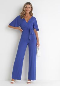 Born2be - Granatowy Długi Kombinezon z Kopertowym Dekoltem i Ozdobnym Wiązaniem Abrarani. Okazja: na spotkanie biznesowe. Kolor: niebieski. Długość: długie. Styl: elegancki, biznesowy #2