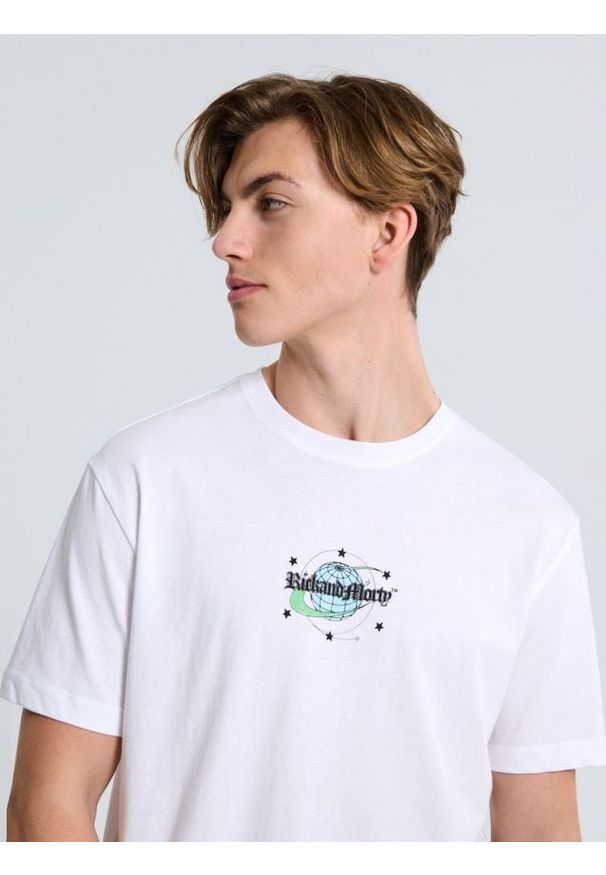 Sinsay - Koszulka z nadrukiem na plecach Rick and Morty - biały. Kolor: biały. Wzór: nadruk