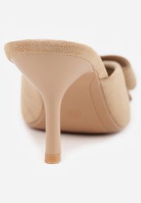 Renee - Ciemnobeżowe Klapki Mule na Szpilce z Kokardką Kimoseis. Nosek buta: otwarty. Kolor: beżowy. Materiał: zamsz, skóra. Wzór: aplikacja. Sezon: lato. Obcas: na szpilce. Wysokość obcasa: średni #8